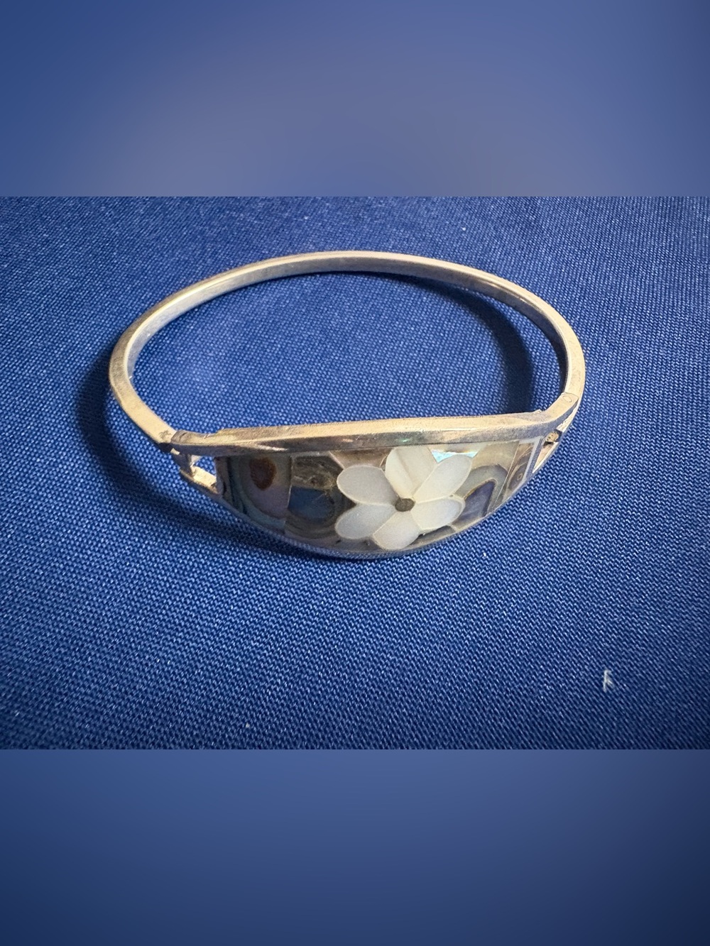 Vtg. Alpaca Silver Flower Inlay Bangle Bracelet - White Flower